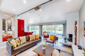 Smart TV, fireplace - Mid-century modern retreat with pool/spa & firepit - golf & mtn views (Palm Springs)