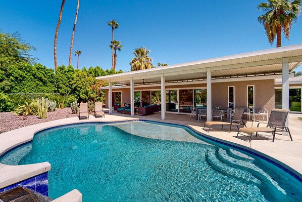 A heated pool - Mid-century modern retreat with pool/spa & firepit - golf & mtn views (Palm Springs)