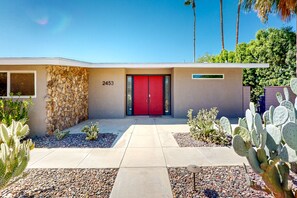 Property grounds - Mid-century modern retreat with pool/spa & firepit - golf & mtn views (Palm Springs)