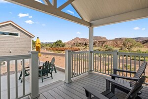 Deluxe Studio Suite, 1 King Bed, Pets Not Allowed, Mountain View | Terrace/patio