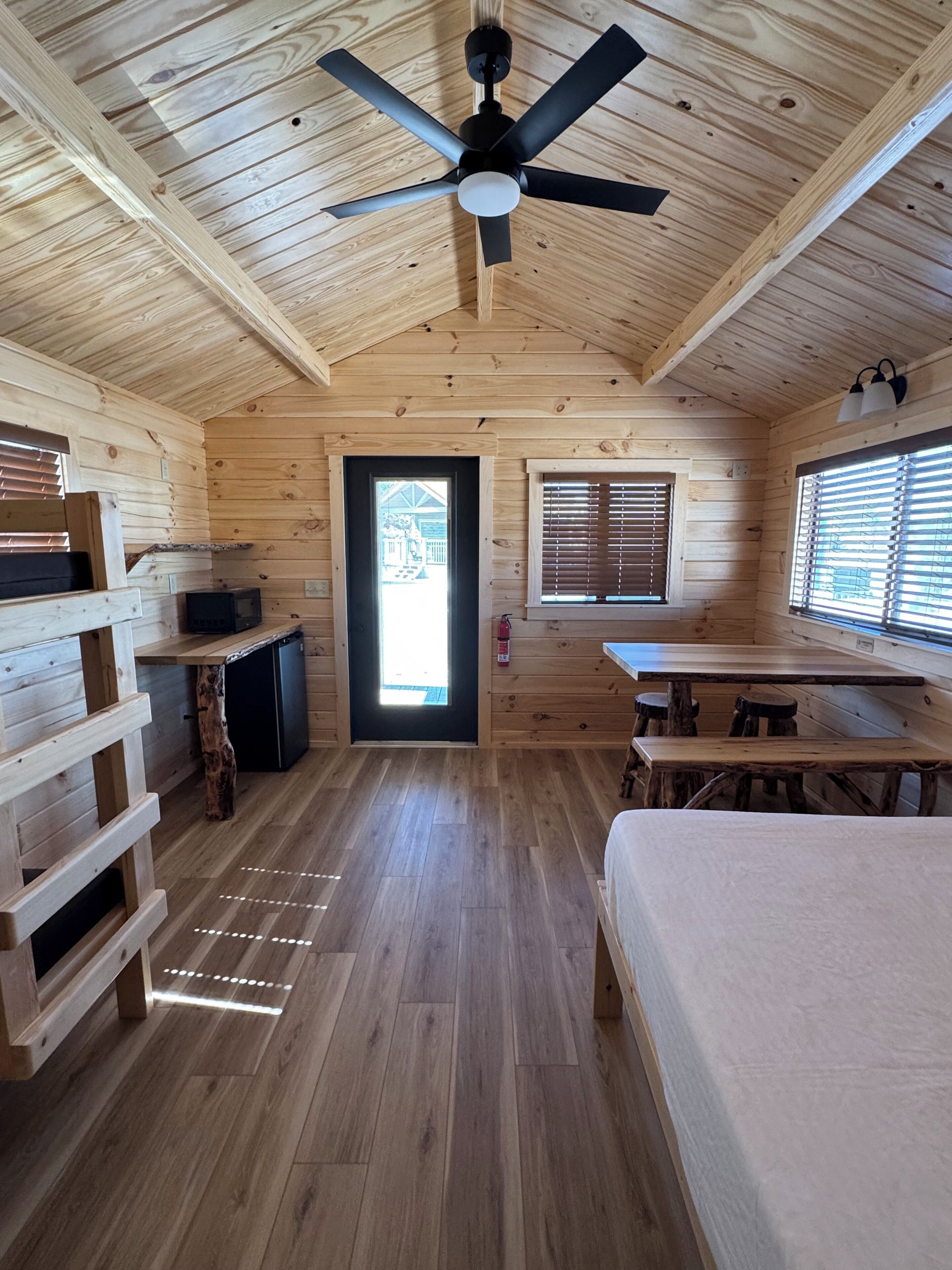 Basic Cabin, Multiple Beds, Shared Bathroom, Mountain View | Living area