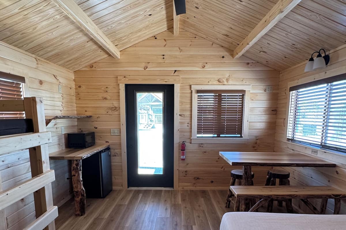 Cabane, plusieurs lits, salle de bains commune, vue montagne | Coin séjour