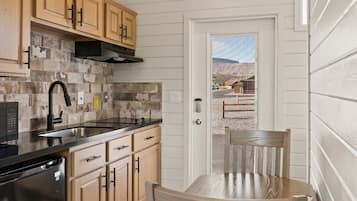 Luxury Cabin, No Pets, 1 King Bed, Private Bathroom, Mountain View | Private kitchen