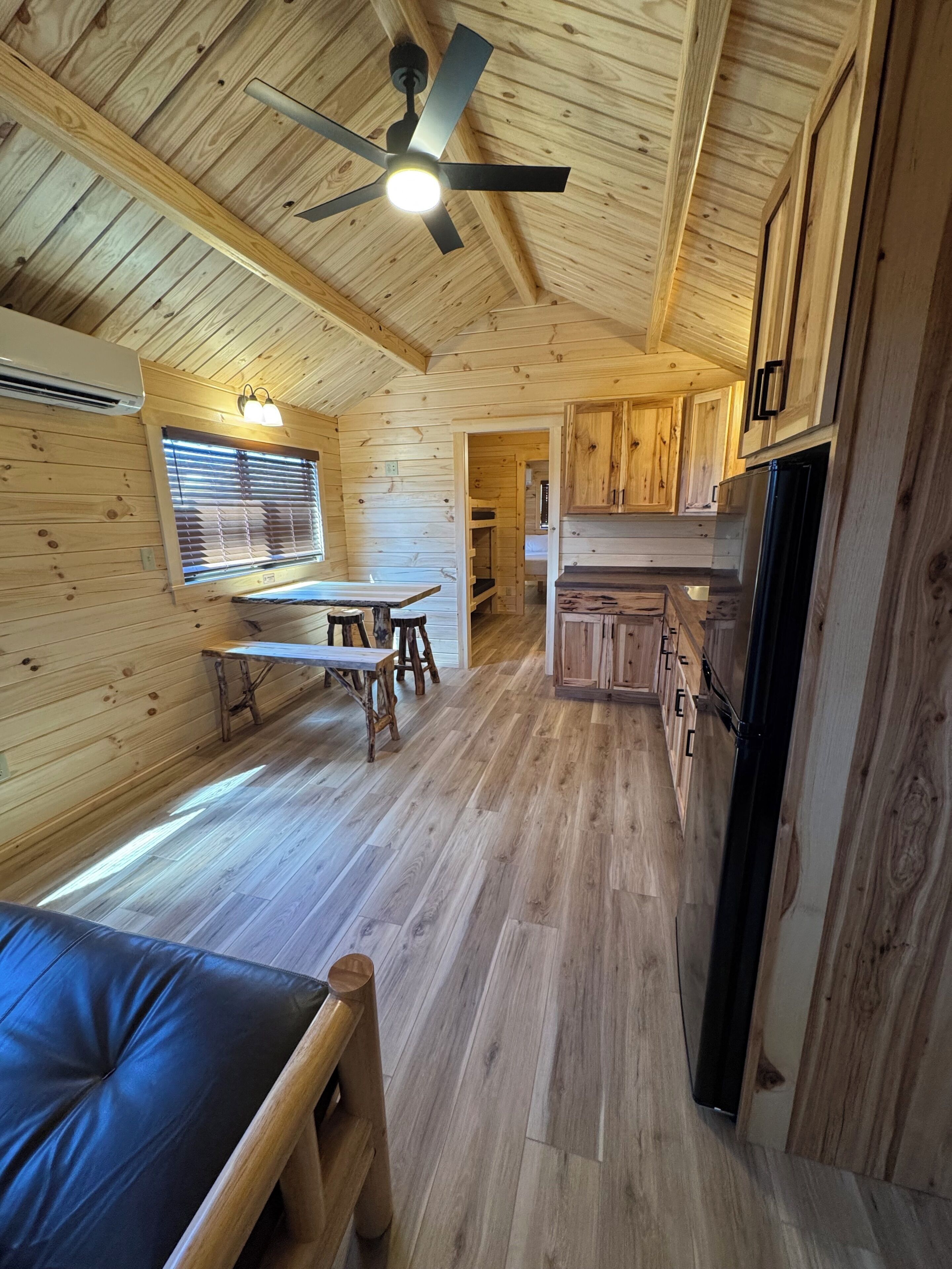 Grand Cabin, Multiple Bedrooms, Pets Allowed | Living area