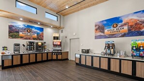 L’intérieur d’un café, avec un comptoir, des machines à café et un distributeur de Coca-Cola.