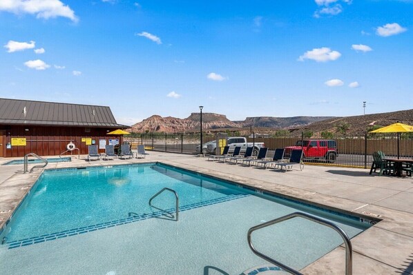 Piscine extérieure (ouverte en saison), parasols de plage