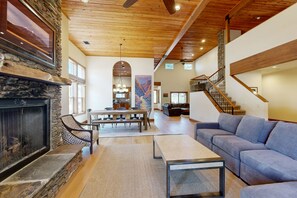 Smart TV, fireplace, table football, books - Exquisite home with mountain views, fireplaces, game room & private Hot tub (Flagstaff)