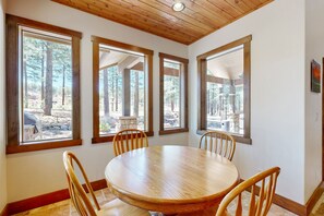 Dining - Exquisite home with mountain views, fireplaces, game room & private Hot tub (Flagstaff)