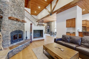 Smart TV, fireplace, table football, books - Exquisite home with mountain views, fireplaces, game room & private Hot tub (Flagstaff)