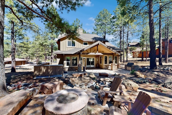 Terrace/patio - Exquisite home with mountain views, fireplaces, game room & private Hot tub (Flagstaff)