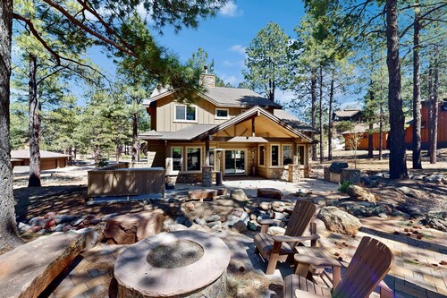 Exquisite home with mountain views, fireplaces, game room & private Hot tub