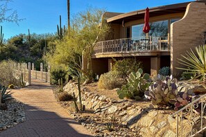 Property grounds - Lovely condo with desert views, on site golf, heated pool, & fitness center (Tucson)