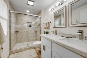 Douche, sèche-cheveux, serviettes fournies