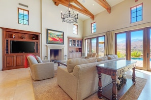 Smart TV, fireplace, DVD player - Spectacular villa w/ panoramic views, a private pool, spa, & fitness room (Rancho Mirage)