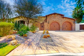Exterior - Spectacular villa w/ panoramic views, a private pool, spa, & fitness room (Rancho Mirage)
