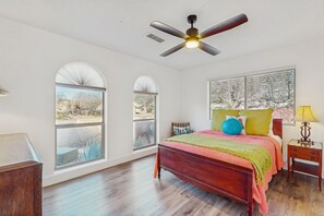 3 bedrooms, desk, free WiFi, bed sheets - Dog-friendly home with garden patio, fireplace, & views of red rock cliffs (Sedona)
