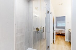 Shower, hair dryer, towels - Beautiful dog-friendly condo with pool, central AC, & washer/dryer (Tucson)
