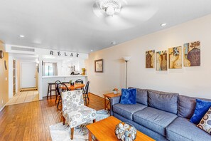 Smart TV, DVD player, books, video library - Comfortable, dog-friendly condo in a gated community w/ a shared pool (Rancho Mirage)