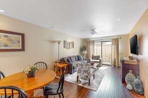 Smart TV, DVD player, books, video library - Comfortable, dog-friendly condo in a gated community w/ a shared pool (Rancho Mirage)