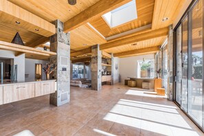Lobby - Luxurious home w/ expansive patio, shared pool, gas fireplace, mountain views (Rancho Mirage)