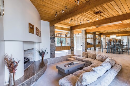 Luxurious home w/ expansive patio, shared pool, gas fireplace, mountain views