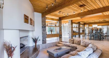 Luxurious home w/ expansive patio, shared pool, gas fireplace, mountain views