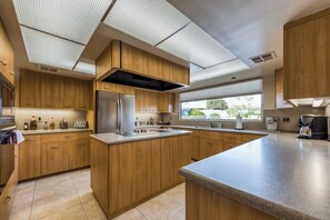Coffee/tea maker, fridge, microwave, oven - Luxurious home w/ expansive patio, shared pool, gas fireplace, mountain views (Rancho Mirage)