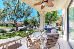 Outdoor dining - Bright Dog Friendly condo with inviting patio, washer/dryer on a Golf Course (Cathedral City)