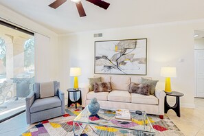 Smart TV, ping pong - Bright Dog Friendly condo with inviting patio, washer/dryer on a Golf Course (Cathedral City)