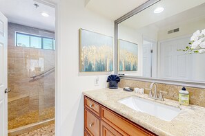 Shower, hair dryer, towels - Bright Dog Friendly condo with inviting patio, washer/dryer on a Golf Course (Cathedral City)