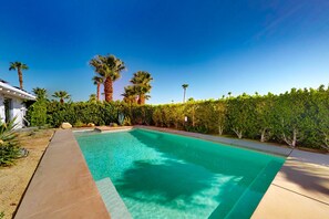 A heated pool - Remodeled midcentury charmer with private salt water pool spa and mountain views (Rancho Mirage)