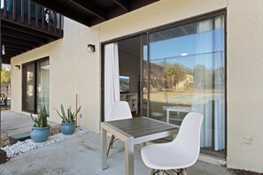 Outdoor dining - St. Augustine Townhouse: Pool, Tennis, Pet (St. Augustine)