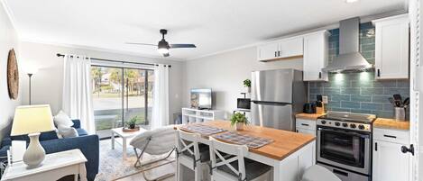 Refrigerador, microondas, horno, placa de cocina