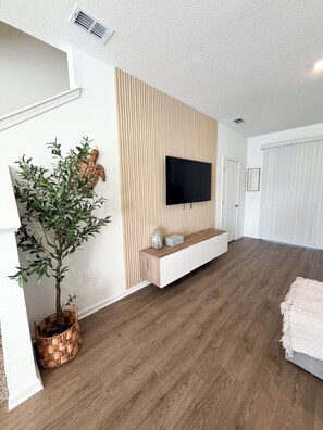 2 bedrooms, iron/ironing board, WiFi, bed sheets - Modern Coastal Townhouse Near Beach & DT - St. Augustine (St. Augustine)