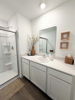 Shower, hair dryer, towels, soap - Modern Coastal Townhouse Near Beach & DT - St. Augustine (St. Augustine)