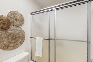 Shower, hair dryer, towels - Charming Condo w/ Red Rock views, shared pool/hot tub & pickleball/tennis courts (Sedona)