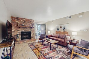 Living area - Charming Condo w/ Red Rock views, shared pool/hot tub & pickleball/tennis courts (Sedona)