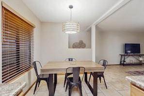 Dining - Charming Condo w/ Red Rock views, shared pool/hot tub & pickleball/tennis courts (Sedona)