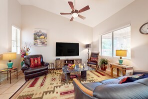 Smart TV - Sunny townhome with a lovely patio & W/D - pool, game room, and gym access (Oro Valley)