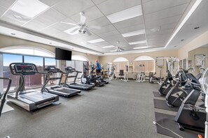 A gym with treadmills, elliptical machines, and weight equipment. - Sunny townhome with a lovely patio & W/D - pool, game room, and gym access (Oro Valley)