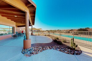 A heated pool - Sunny townhome with a lovely patio & W/D - pool, game room, and gym access (Oro Valley)