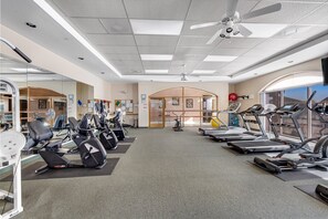 Fitness facility - Sunny townhome with a lovely patio & W/D - pool, game room, and gym access (Oro Valley)