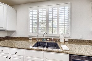Interior - Dog-friendly townhome with pool & covered balcony - near great golf (Phoenix)