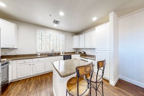 Fridge, microwave, oven, stovetop - Dog-friendly townhome with pool & covered balcony - near great golf (Phoenix)