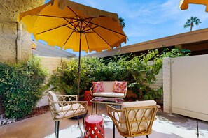 Terrace/patio - Dog-friendly condo in gated community with on-site pool, hot tub, tennis & W/D (Palm Springs)