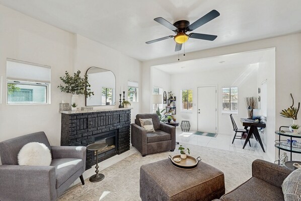 Smart TV - Beautifully renovated, centrally located historic Tucson property! (Tucson)