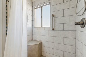 Shower, hair dryer, towels - Beautifully renovated, centrally located historic Tucson property! (Tucson)