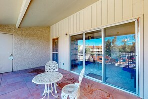Terrace/patio - Gorgeous condo with hot tub, pool, tennis court, & grilling area - lake access (Phoenix)