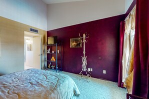 2 bedrooms, desk, iron/ironing board, free WiFi - Gorgeous condo with hot tub, pool, tennis court, & grilling area - lake access (Phoenix)