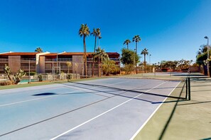 Sports court - Gorgeous condo with hot tub, pool, tennis court, & grilling area - lake access (Phoenix)